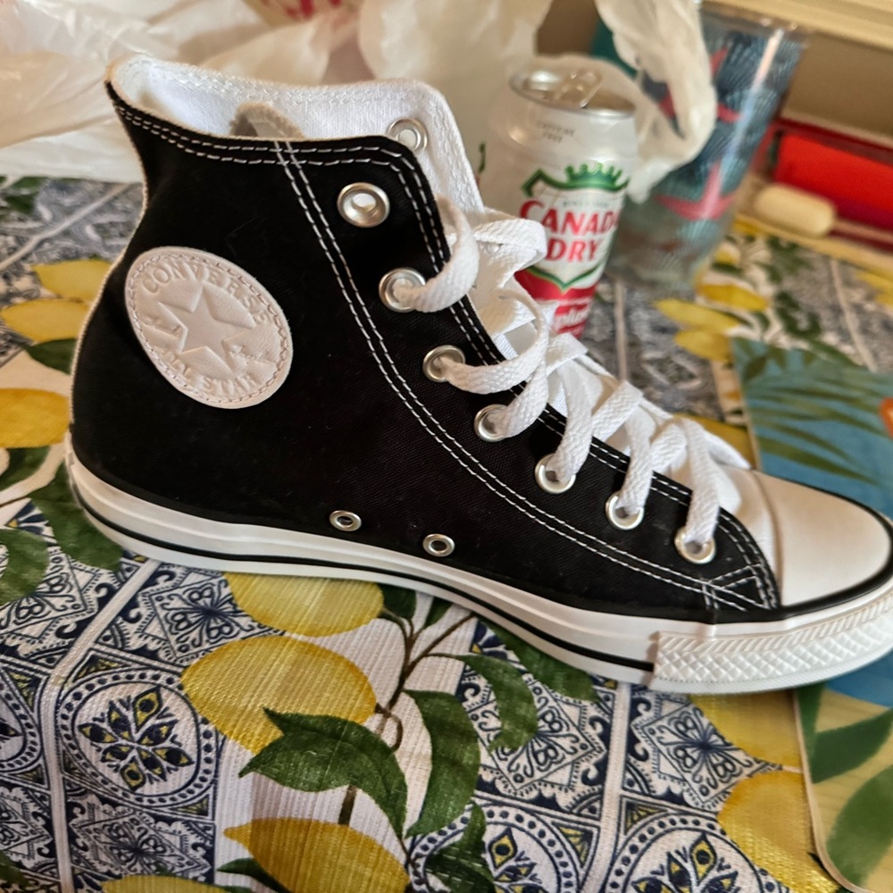 Converse women size 8 new.